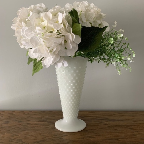 Large Hobnob Milk Glass Bouquet Vase - Picture 3 of 15
